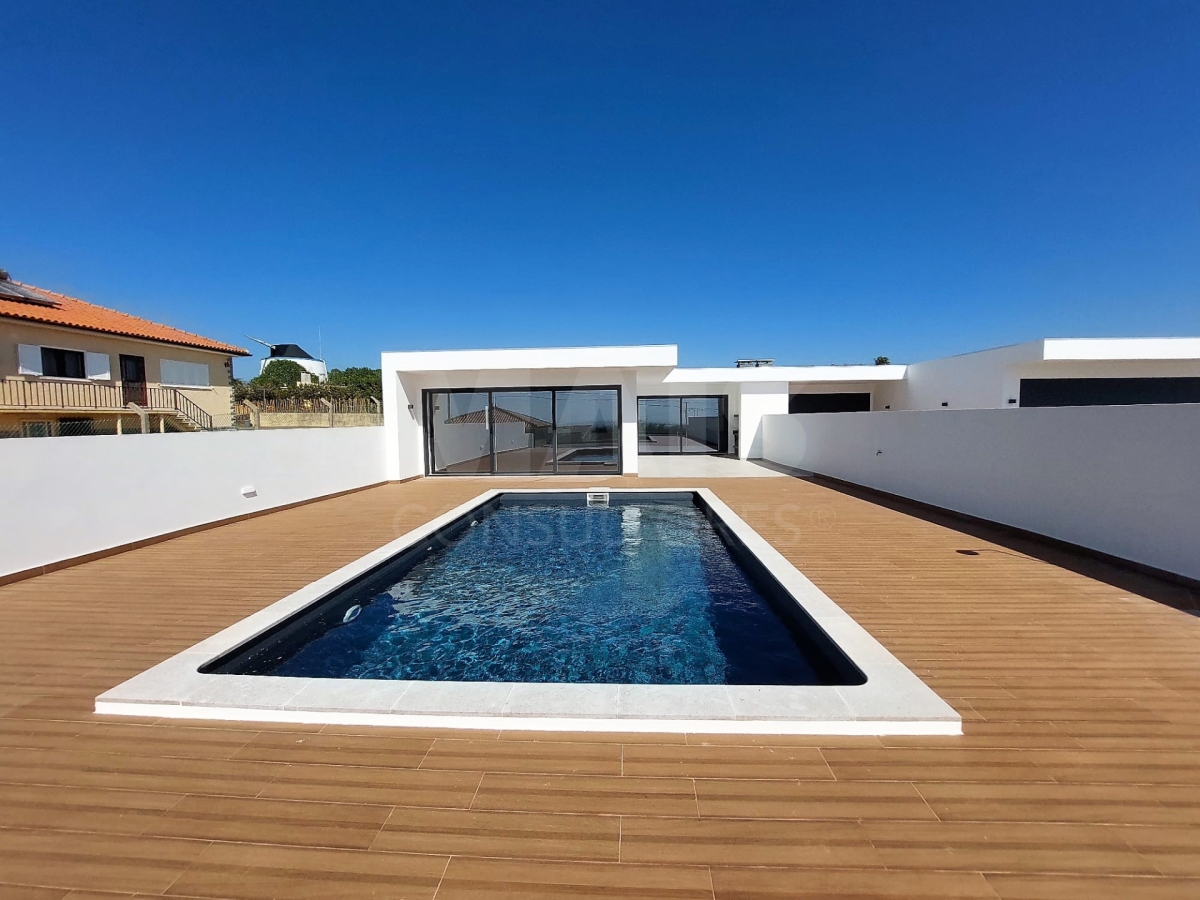 New 3 bedroom single storey villa with pool in Atouguia da Baleia