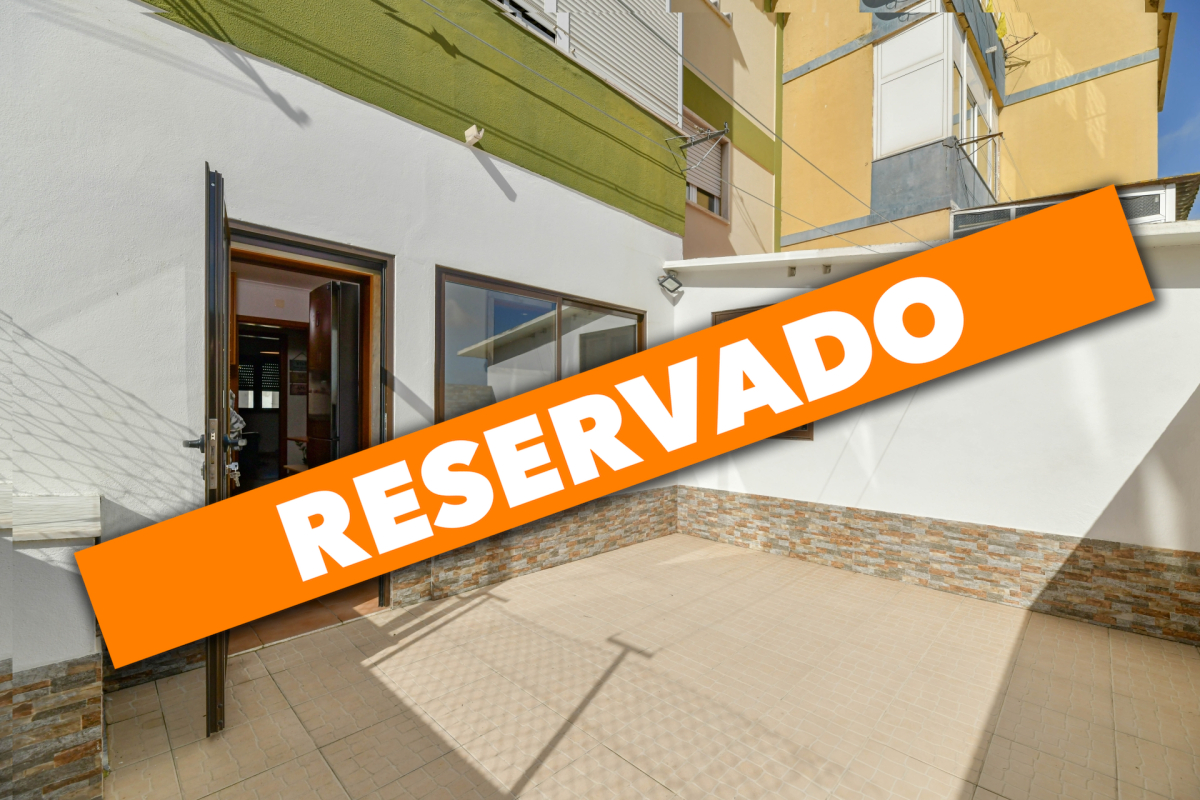 Refurbished 2+1 bedroom apartment with terrace in Alenquer
